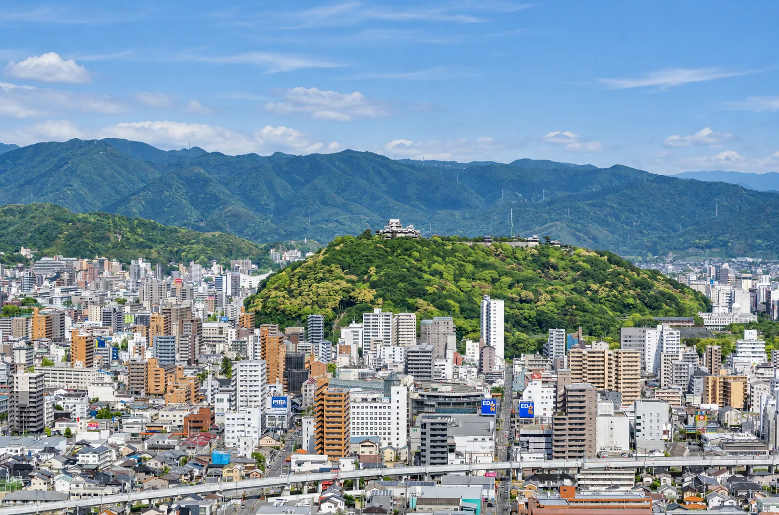 松山城と松山市街の眺め