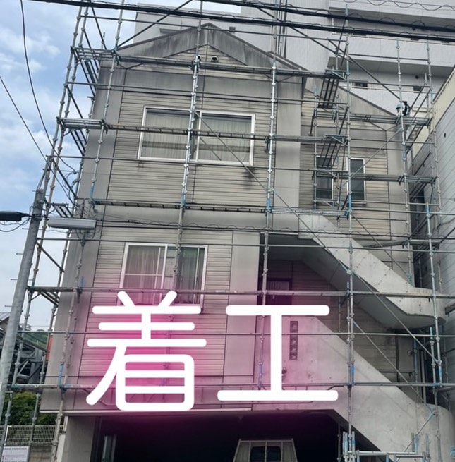 本日愛媛県松山市で外壁塗装、屋根塗装、防水工事を着工致しました。