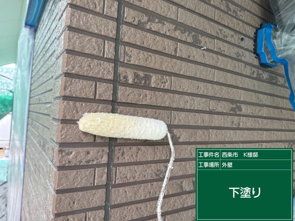 西条市K様邸の外壁下塗り作業