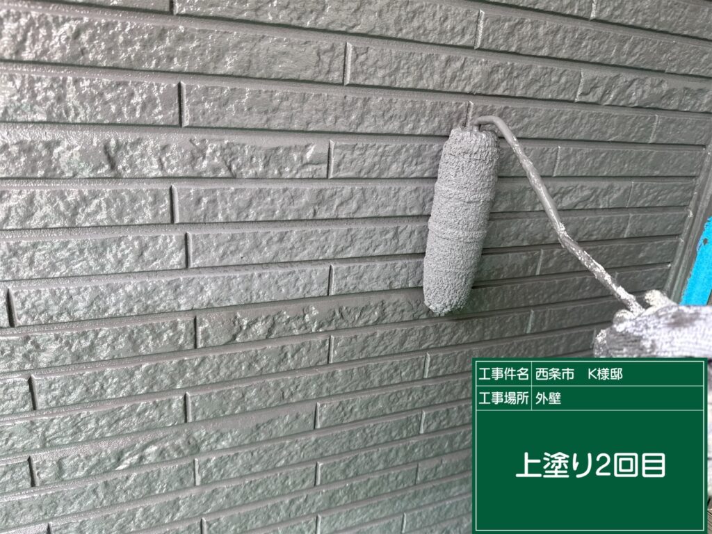 西条市K様邸の外壁上塗り作業